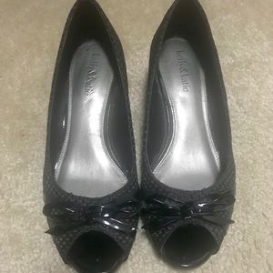 Women’s peep-toe dress shoe